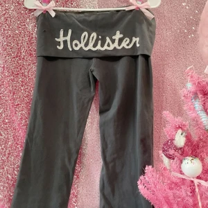  grå mjukisbyxor Hollister - mjukisbyxor från Hollister, ett par grå. De har bred midja med stor broderad Hollister-logga bak 