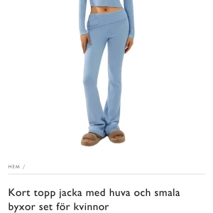 CATANIA SET  - Säljer ett Catania set i blått. Stickade med ribbade detaljer och låg midja. Byxorna är tighta med en snygg passform och har en dekorativ spänndetalj i midjan. Perfekta för en chill och trendig look. Har använts max 5 ggr. Inga defekter🥰