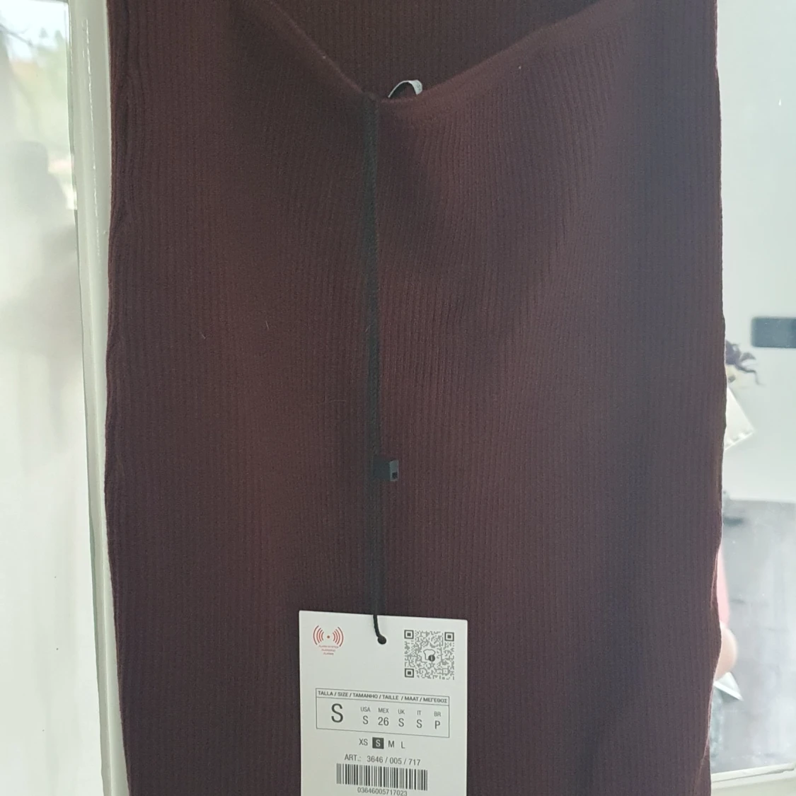 Mörkbrun ribbad långklänning med öppen rygg