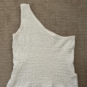 Vit oneshoulder topp från Kappahl - aldrig använd