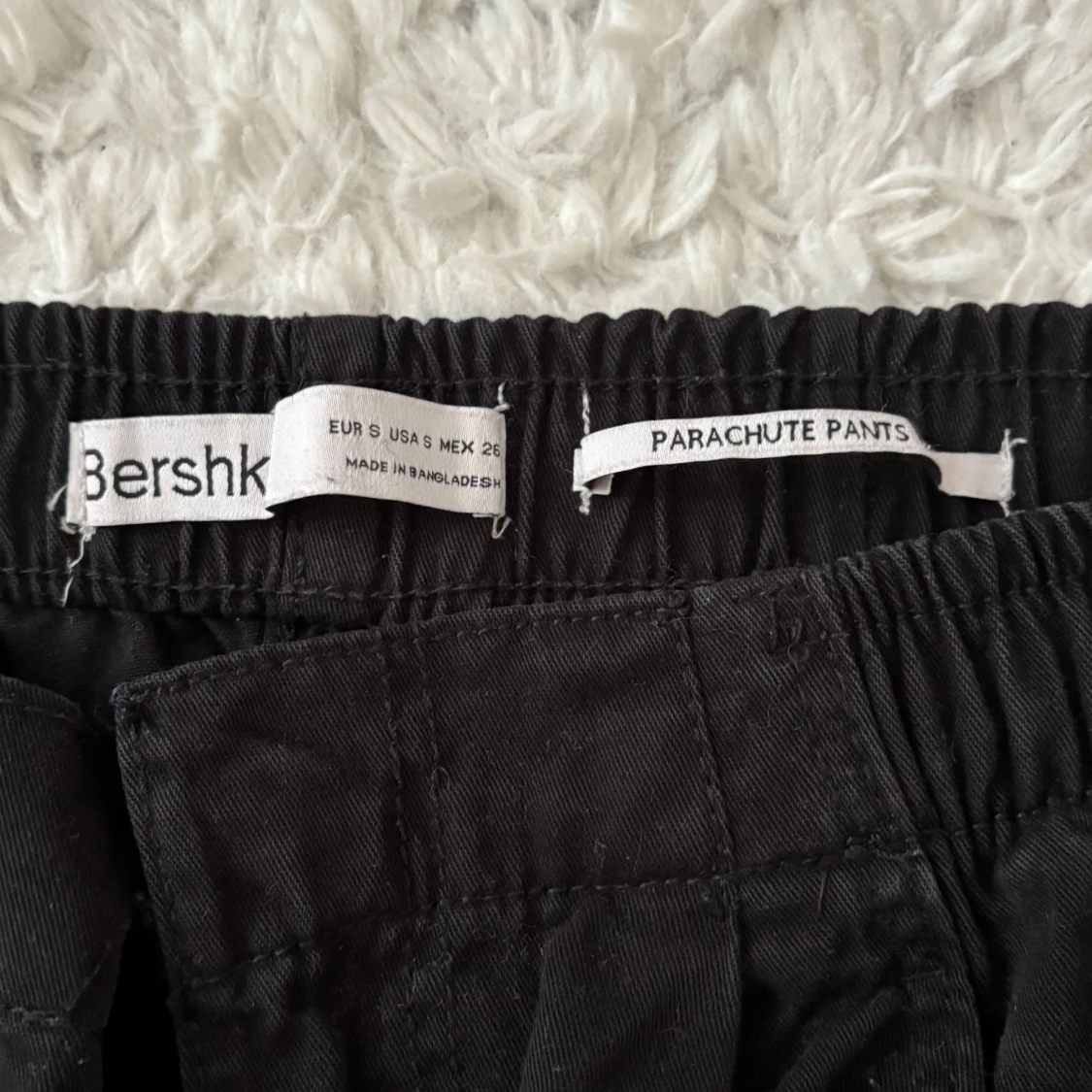 Svarta parachute pants från Bershka - 2