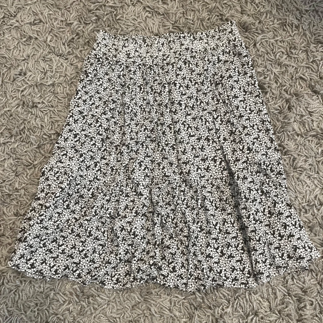 Svartvit blommig kjol med volang - 2