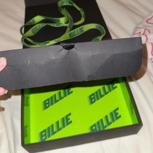 Billie Eilish förvaringslåda - Billie Eilish mystery box ifrån store.billieeilish.com (tror ej den säljs längre) inkluderar endast ett oanvänt skosnöre. Annars tom. Liten defekt vid kartongen men är fortfarande funktionell. Endast använt som dekoration.