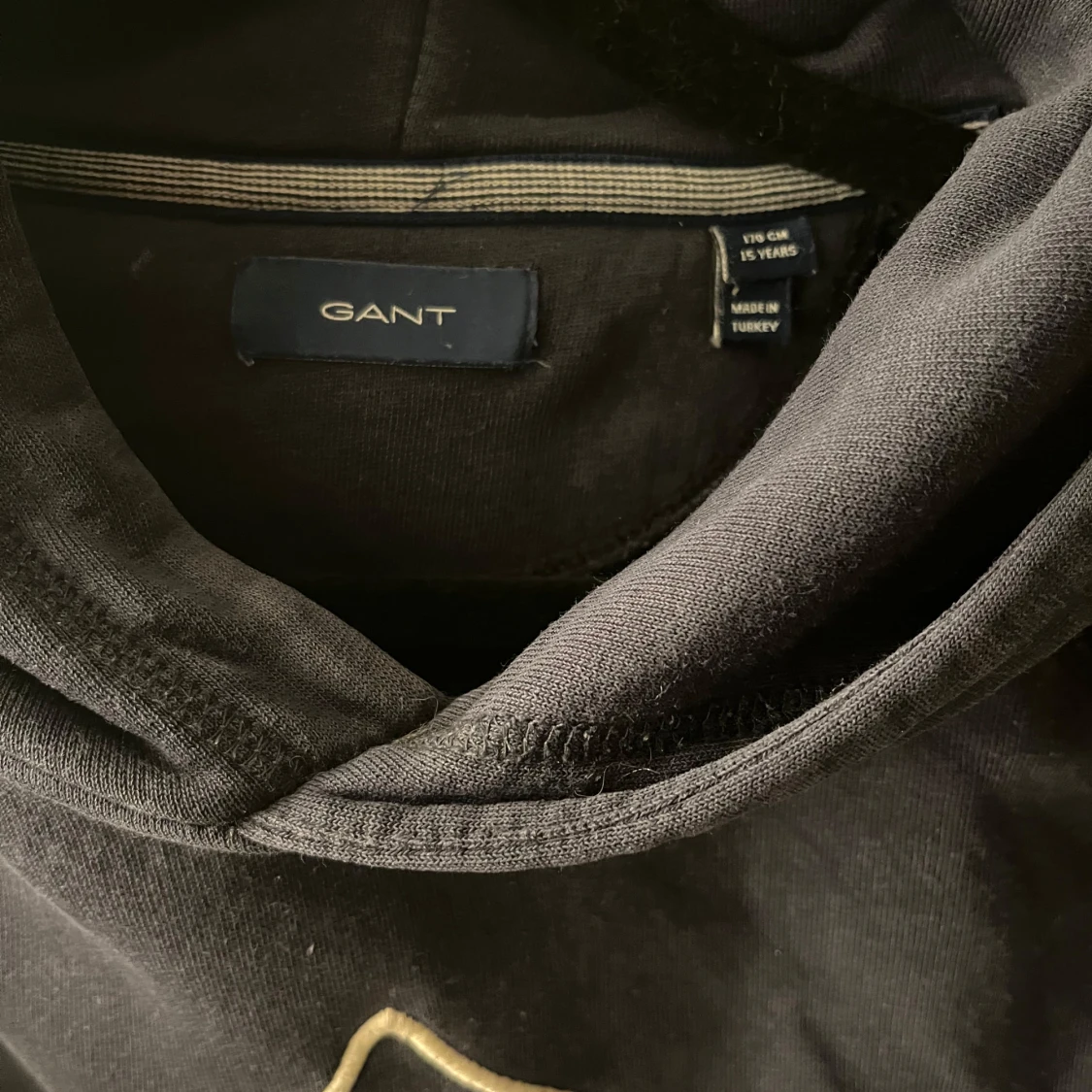 Mörkblå hoodie från GANT med logga - 1