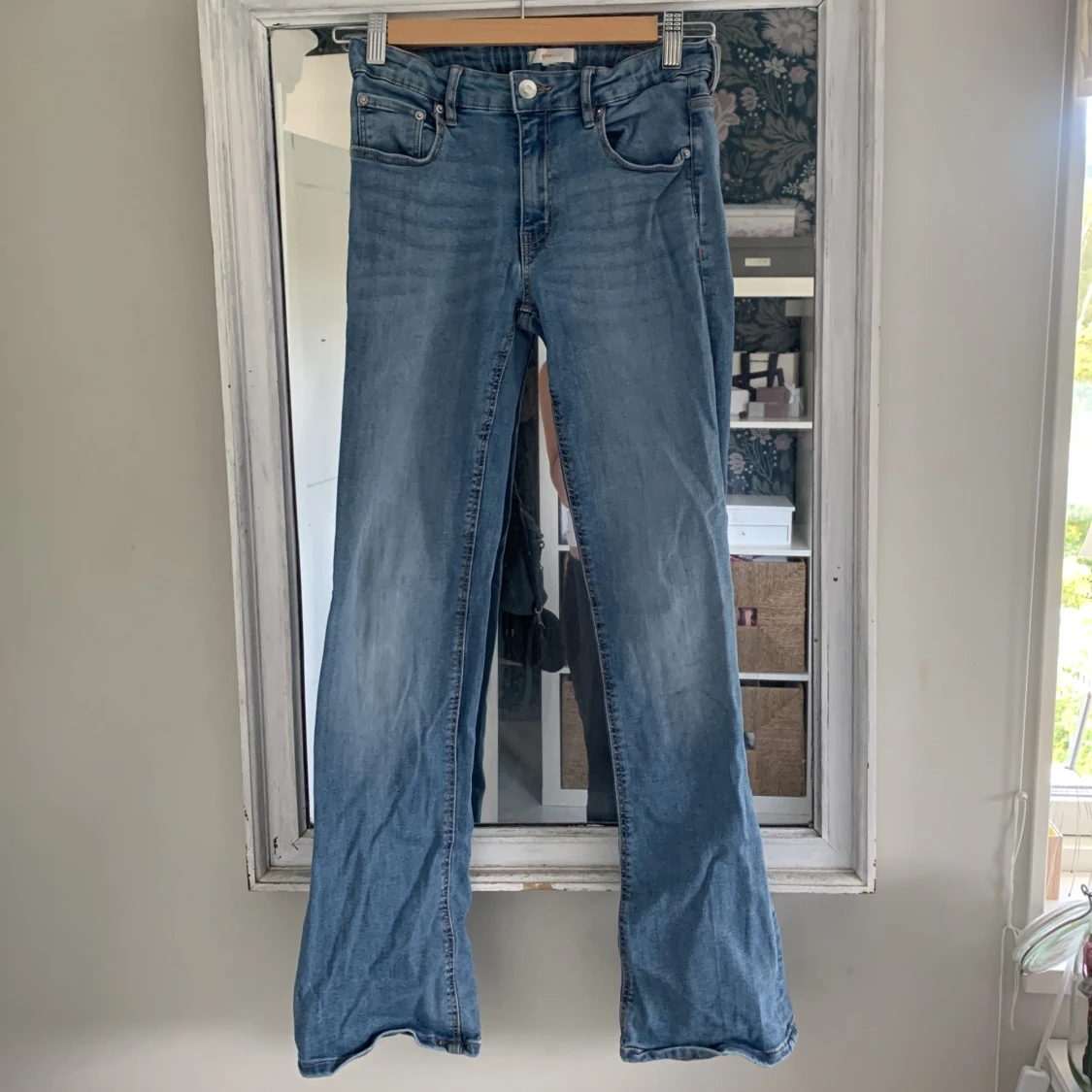 Blå bootcut jeans från Gina Tricot