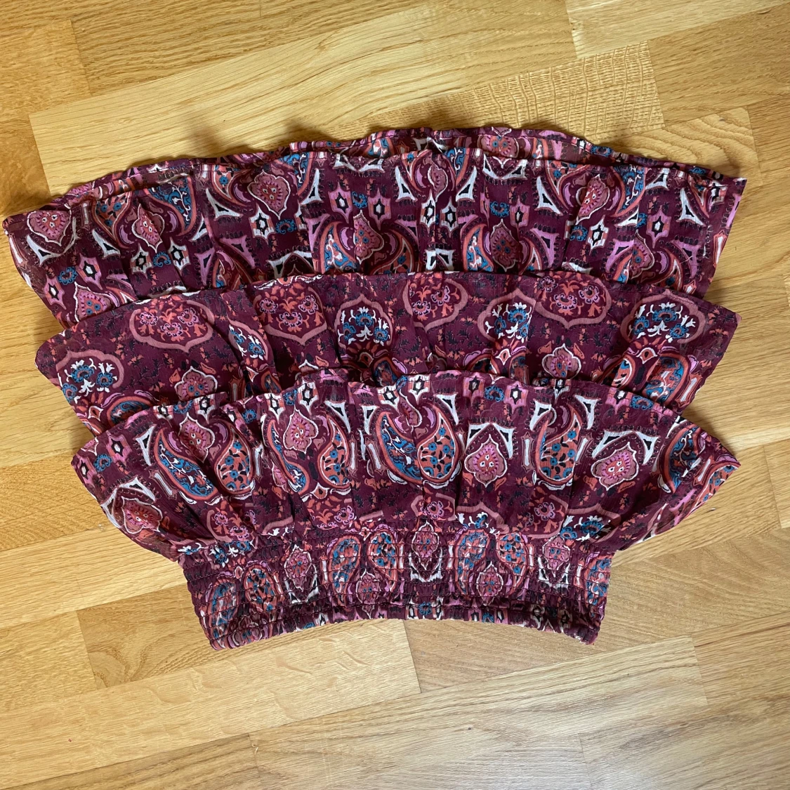 Vinröd volangkjol med paisleymönster - 2