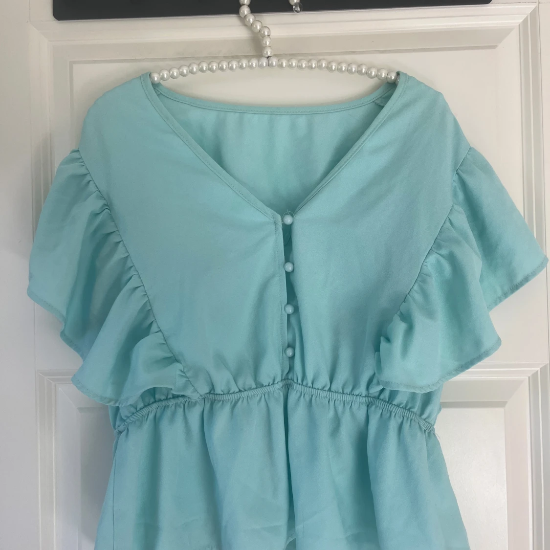 Ljusblå kortklänning med volang