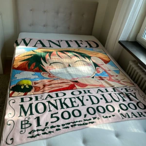 Onepiece filt - Monkey D.luffy filt från serien One piece. Använd men i nytt skick.                                                                      130*150cm