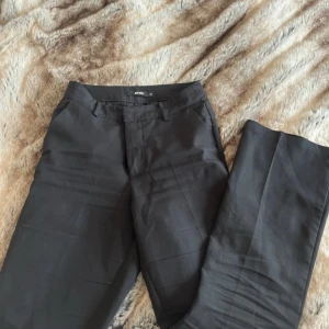 Svarta kostymbyxor med rak passform - Super fina och sköna kostymbyxor från bik bok är i storlek 36/S, dom är lite skrynkliga på grund av att de har legat i gaderoben men det försvinner finns en liten tråd som sticker ut på höger ben men är inget som syns eller som man tänker på