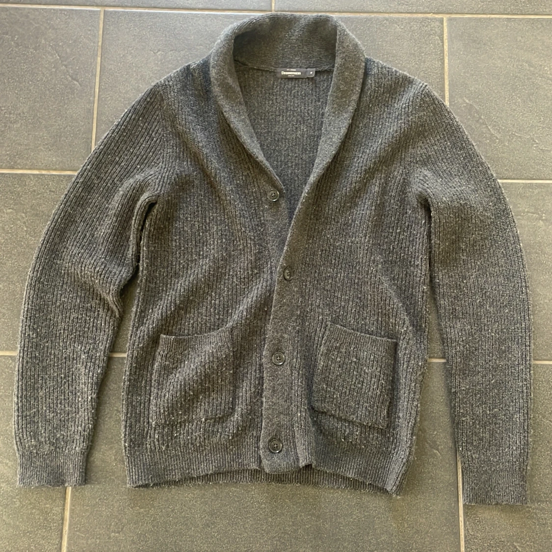 Mörkgrå stickad kofta från Dressmann