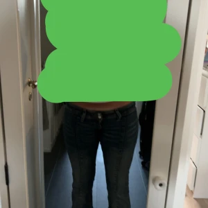 Blå bootcut jeans med låg midja - Säljer ett par blå jeans med bootcut-modell och låg midja. Jeansen har klassisk femficksdesign, dragkedja och knapp framtill samt snygga slitningar på benen. Nästan helt oanvända jeans som tyvärr har blivit förkorta.Ny pris 499 men säljer för 300. Storlek W25 L32💗