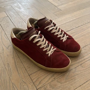 Saint Laurent Skor - Säljer ett par jättesnygga och sällsynta Saint Laurent skor eftersom de är för små för mig. Storlek 42. Skick 7,5/10, skicket på skorna är bra, man ser att de är använda men de har mycket kvar att ge. Den har en liten defekt på tungan som man ser i sista bilden. Sulan i skon är inte original och box och sådant kommer inte med. Skriv gärna om ni har frågor eller prisförslag!