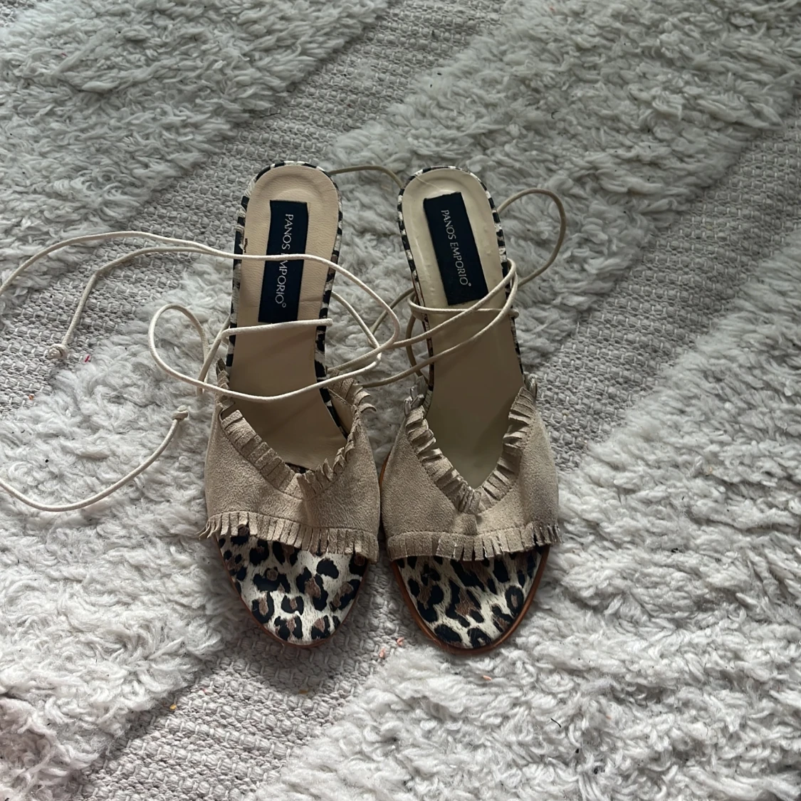 Leopardmönstrade klackskor med fransar - 1