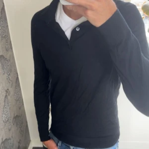 Massimo Dutti Pikétröja  - Hej, Säljer nu min fina Massimo Dutti pikétröja i långärmad. Tröjan är i princip nyskick och har inga som helst defekter eller liknande. Nypris cirka 1099. För fler frågor eller funderingar så är det bara att höra av sig! 