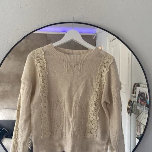 Stickad tröja med spets från Zara - Superfin beige stickad tröja från Zara med spets detaljer. Använd 2 gånger så helt i nyskick. Köpt för 350/400kr ungefär.