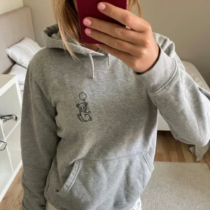 Grå hoodie från Margaux Dietz  - En grå hoodie från margaux dietz med tryck på bröstet, strl xs. Säljer då den blivit för liten för mig, men är knappt använd💓