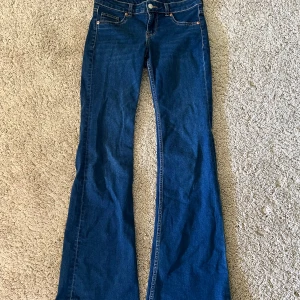 Blå bootcut jeans från H&M Divided - Snygga blå bootcut jeans från H&M Divided i storlek 36. Super fina och är basic, passar verkligen till allt💖 skriv om ni är intresserade eller vill ha fler bilder💖 jeansen är knappt andvända!!💕💕