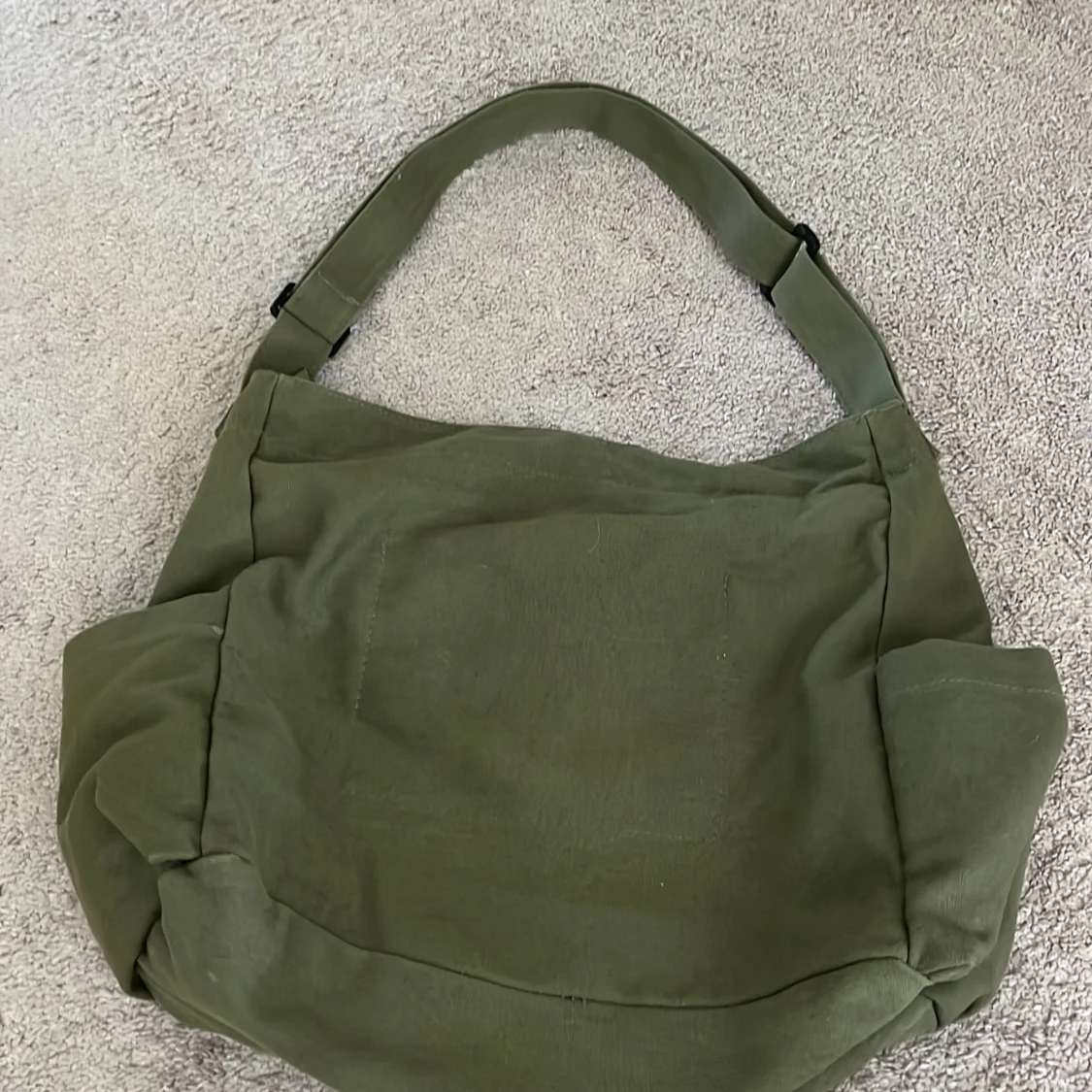 Olivgrön axelväska med fickor - 1