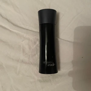 Armani Code Eau de Toilette 75ml - Snygg och stilren parfymflaska från Giorgio Armani, modellen Code. Flaskan är svart med en elegant, smal form och mattsvart kork. Innehåller 75 ml Eau de Toilette för herr. Perfekt för dig som gillar klassiska och maskulina dofter. Det är 70ml alltså nästan full!