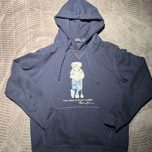 Ralph Lauren Hoodie  - Säljer en jättesnygg hoodie från Polo Ralph Lauren som är i toppen skick. Den är i storlek M, sitter som en ganska vanlig M. Skriv vid behov om frågor finns. Pris kan diskuteras vid snabb affär! 