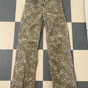 Leopardmönstrade raka jeans - Snygga jeans med leopardmönster i bruna och beige toner. Endast använda en gång så väldigt bra skick! Perfekta för att få din outfit att se lite extra ut!🩷🩷