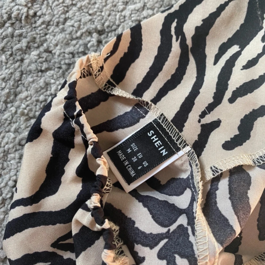 Zebramönstrad omlottopp från SHEIN - 2