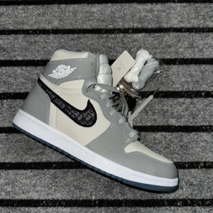 Nike Air Jordan 1  - Säljer ett par helt nya jordan 1s. Skorna är aldrig använt. Säljer pga fel storlek. Flera bilder kan absolut skickas vid önskemål. Hör av er om ni undrar nåt. 