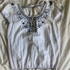 Söt blus - Med fina detaljer. Den är ifrån hm Young, men sitter som en S/Xs
