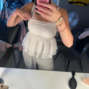 Vit tubtopp - Tubtopp med volang från Nelly, helt ny💞