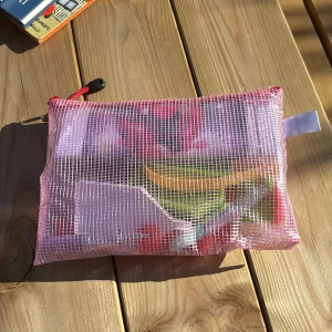 Diamond Painting Kit - Ett komplett diamond painting-kit med färgglada pennor, glitterpennor, brickor och tillbehör. Perfekt för dig som vill skapa unika konstverk och slappna av med en kreativ hobby. Allt levereras i en praktisk förvaringspåse – gör din egen glittrande tavla!