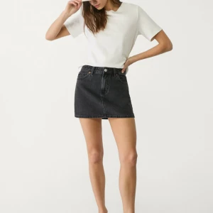 Svart jeans kjol - Fin svart jeans kjol, helt ny bara använd 1 gång. Säljer för jag inte har nån användning för den🩷