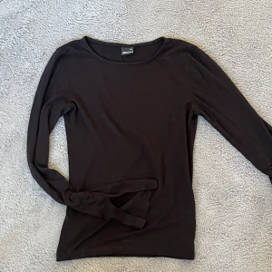 Svart Taight gina tröja - En nöstna ny taight långsemester frpn Gina tricot, inte använd många gånger inga hål eller märken eller något storlek XS, slipps där nere eller vad man säger skriv för fler funderingar skriv pris förslag