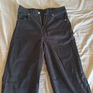 Svarta mom fit jeans - Använd fåtal gånger. Något kort på mig som är 172cm