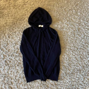 Sayless hoodie - Tja! Säljer denna feta seyless hoddien i storlek Xs|| Skick: 7,8/10 en liten d-effekt som ni kan se på sista bilden men som knappt märks|| Pris:449 men priset kan diskuteras|| om ni har frågor eller funderingar är det bara att fråga|| Mvh Oscar