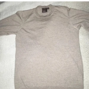 Oscar Jacobson Tröja - Tröja från Oscar jacobson i merinoull. Färg beige. Mycket bra skick inga tecken på slitge 9/10. Storlek S. Nypris 1500+. Mitt pris 399 går att diskuteras vid snabb affär med. Mer bilder finns vid intresse. 