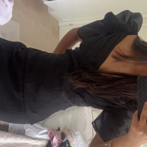 Svart klänning  - Super snygg svart klänning som funkar perfekt till finare tillfällen!!!