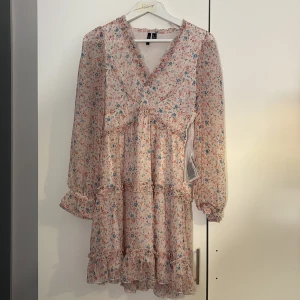 Somarklänning! - En jätte fin klänning som är passande nu till sommaren ❤️ den har en jätte fin passform och har en perfekt längd❤️ 