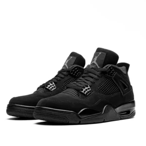 Nike Air Jordan 4 Retro Black Cat - Nike Air Jordan 4 Retro Black Cat i helsvart design med meshpaneler och detaljer i syntet och mocka. Skorna har snörning och synlig Air-enhet i sulan för extra komfort. Perfekta för dig som gillar en stilren och sportig look.