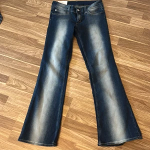 Cheap monday jeans från weekday - 💕!INTRESSEKOLL!💕på ett par weekday jeans med ljus slitning där fram eller som man också kan säga de populära kvarg jeansen. Dom är helt nya med lapp kvar som man kan se på sista bilden. Dom är i storlek 30/32 och jag skulle säga att det motsvarar storlek L och dom passar bra på längden på mig som är runt 173cm, hör av er om ni är intresserade och hur mycket ni hade kunnat köpa dom för!💕💕