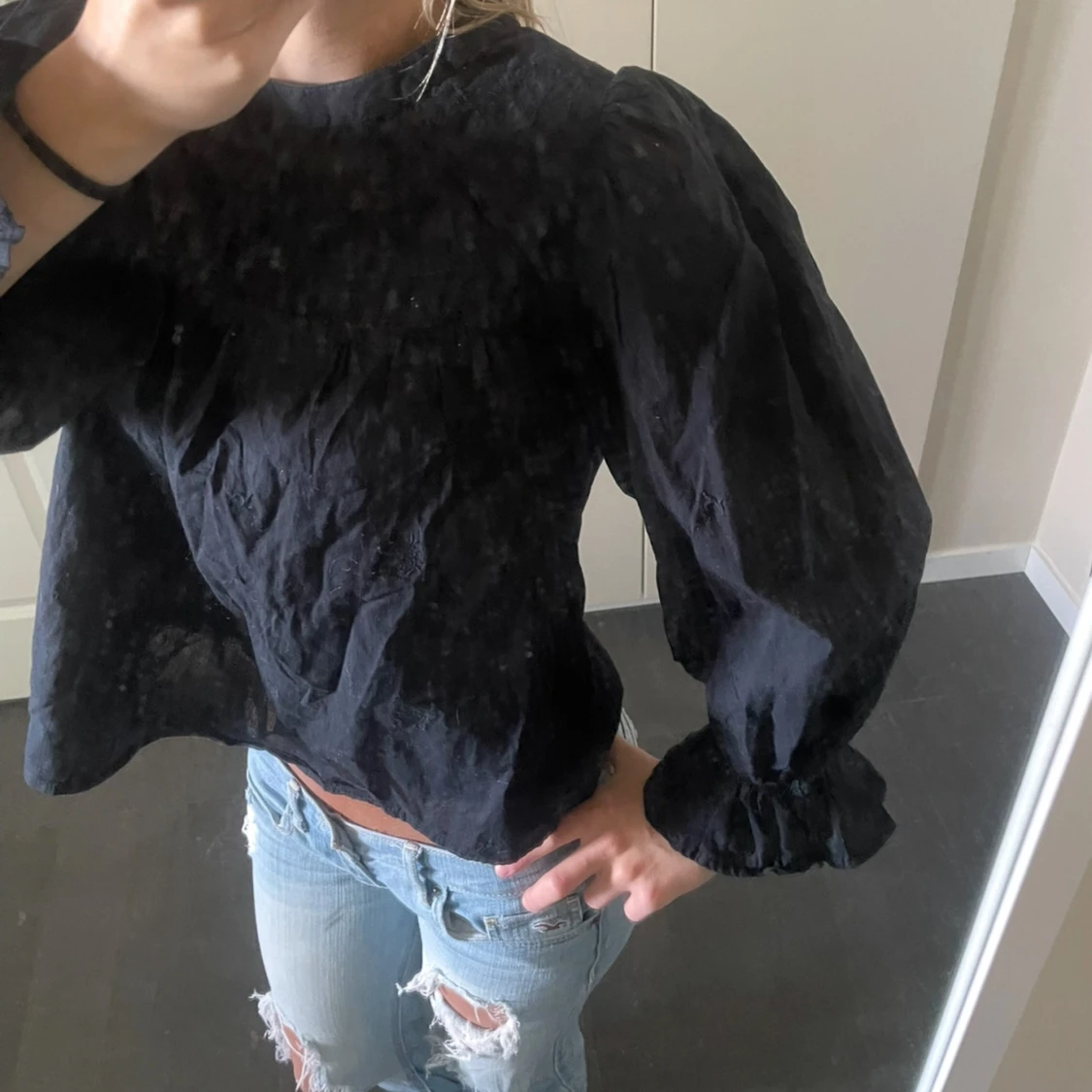 Svart blus med puffärmar