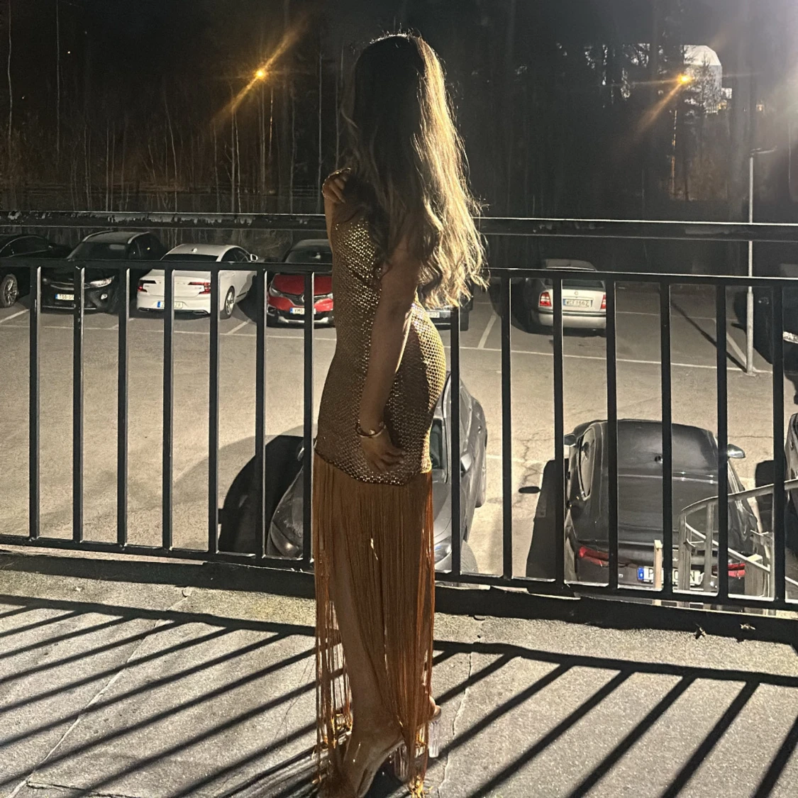 Guldig långklänning med fransar - 2