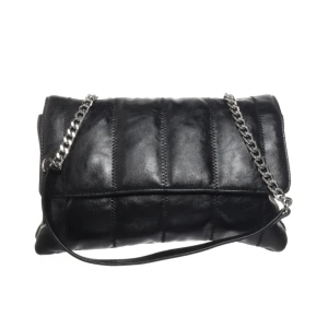 Svart quiltad axelväska med kedja - Snygg svart axelväska i quiltad design med silverfärgad kedjerem. Väskan är tillverkad i skinn och har en mjuk, vadderad känsla. Perfekt storlek för det viktigaste och stilren look som passar till många outfits.