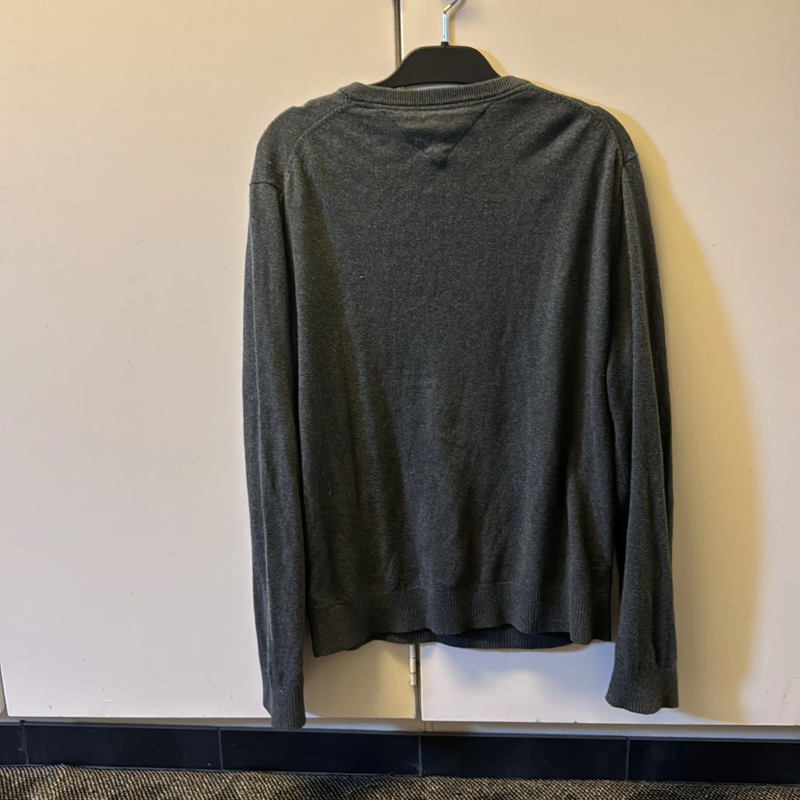 Grå v-ringad tröja från Tommy Hilfiger - 2
