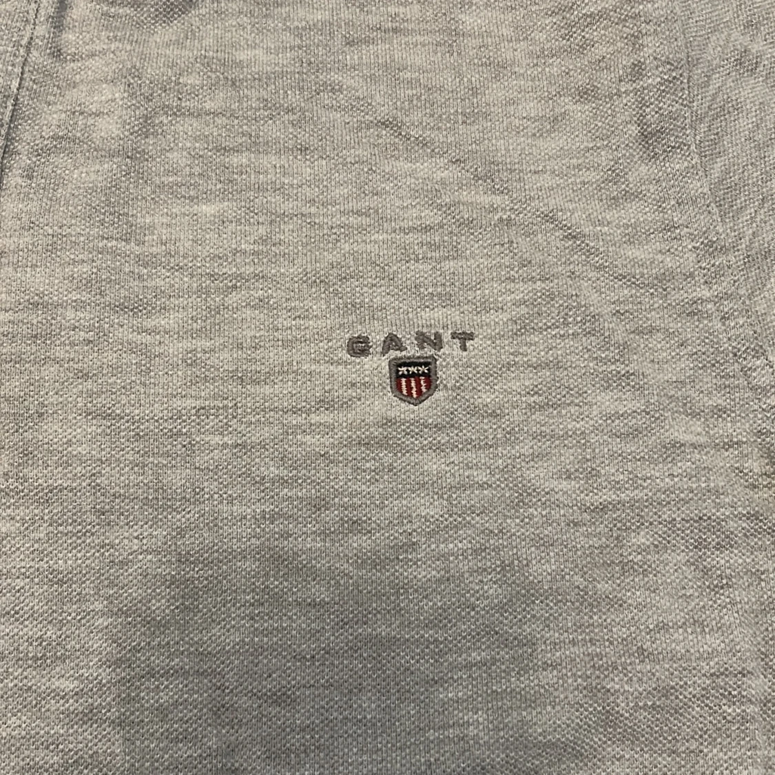 Ljusgrå pikétröja från GANT - 1