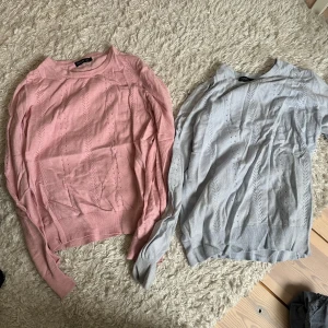 Stickad tröja i rosa och ljusblå från Stockh LM - Två stickade tröjor från Stockh LM i storlek S, en i ljusrosa och en i ljusblå. Båda har ett diskret hålmönster framtill och ribbade muddar vid ärmslut och nederkant. Perfekta till allt och super snygga❤️