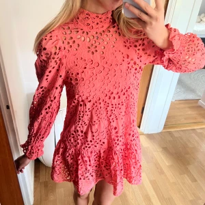 Drömmig klänning - Sommarklänning i rosa!!! Sjukt fin och unik💞💞 jag är 173!!