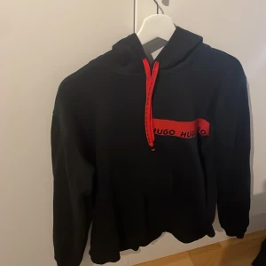 Hugo boss hoodie - Säljer denna Hugo boss hoodie, använd några gånger, STORLEK L