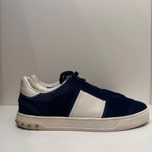 Valentino flycrew royal blue - Valentino flycrews- Storlek 41 men passar även 42 och 42,5! Riktigt bra skick alla nitar kvar och skickar även med extra nitar vid köp! Sällsynt modell NYPRIS-8000