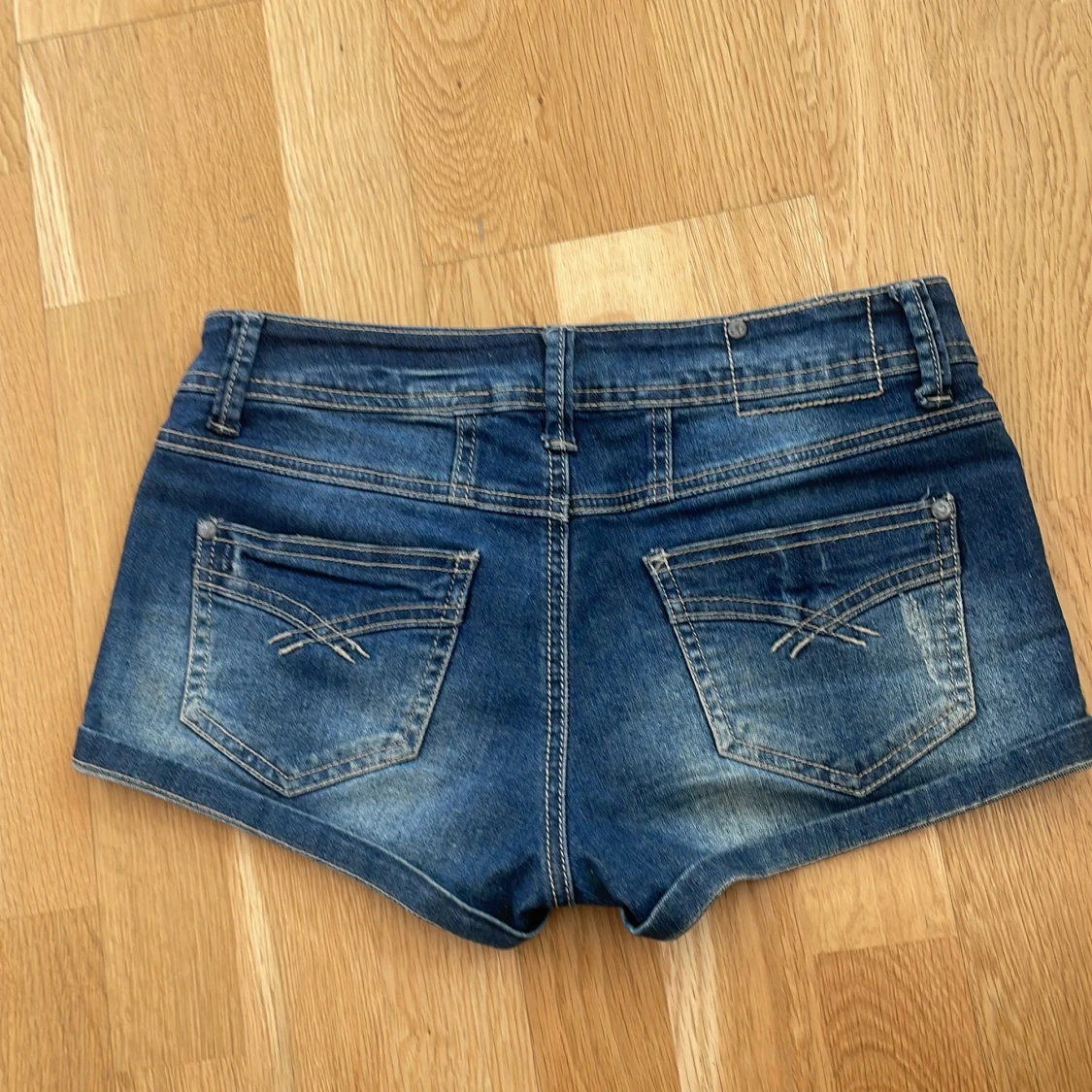 Lågmidjade jeansshorts  - 1