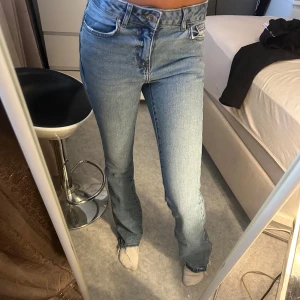 Bootcut jeans  - De har ett hål som jag visat på tredje bilden, jag är 170 